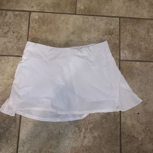 white lululemon play off the pleats skirt, size 10